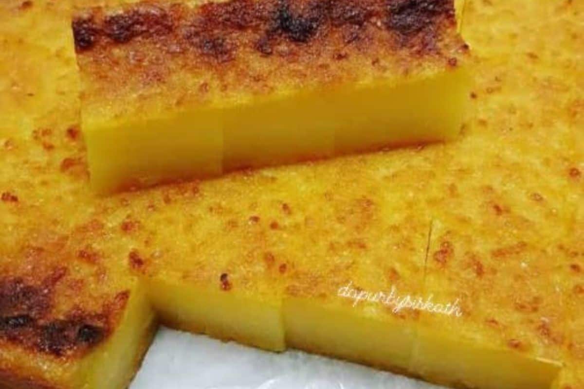 Bingka ubi kayu keemasan dipotong empat segi di atas pinggan
