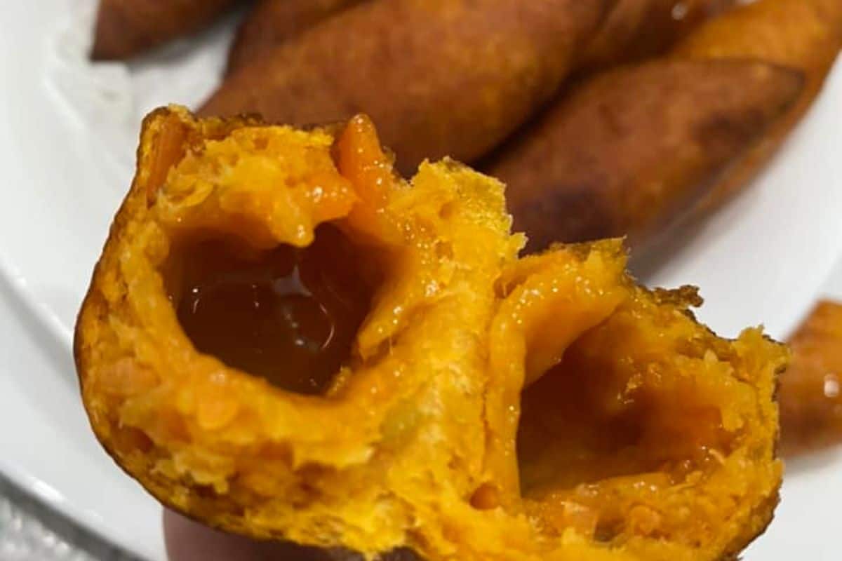 Cek mek molek berbentuk bujur berwarna keemasan di atas pinggan