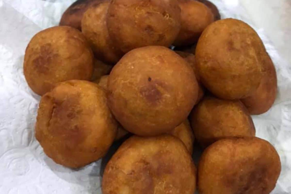 Cucur badak berwarna keemasan disusun di atas pinggan