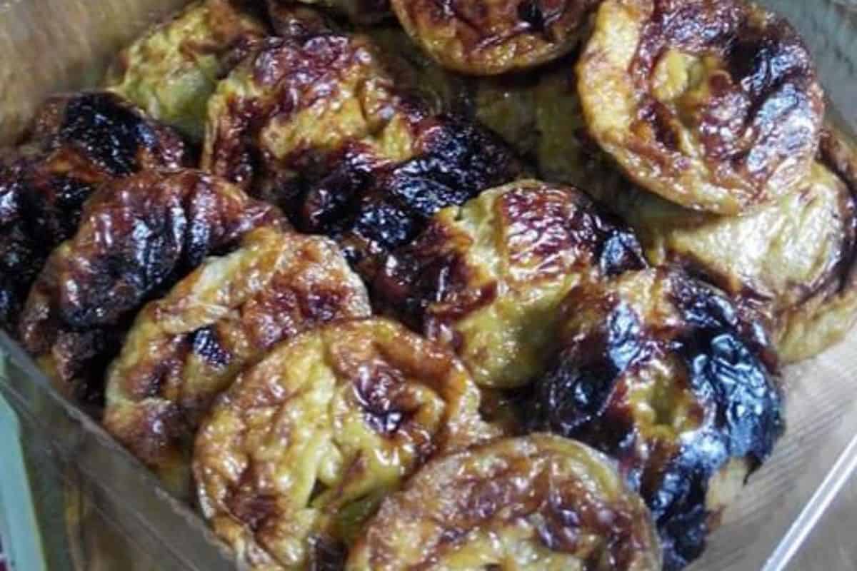 Kuih akok kecil berwarna perang keemasan di atas pinggan