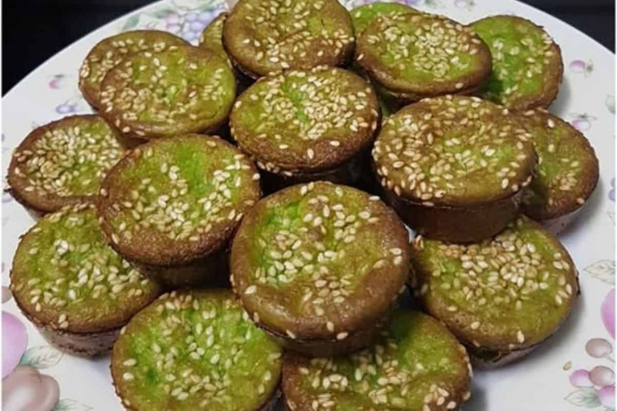 Kuih bakar pandan hijau bertabur bijan dan dipotong segi empat