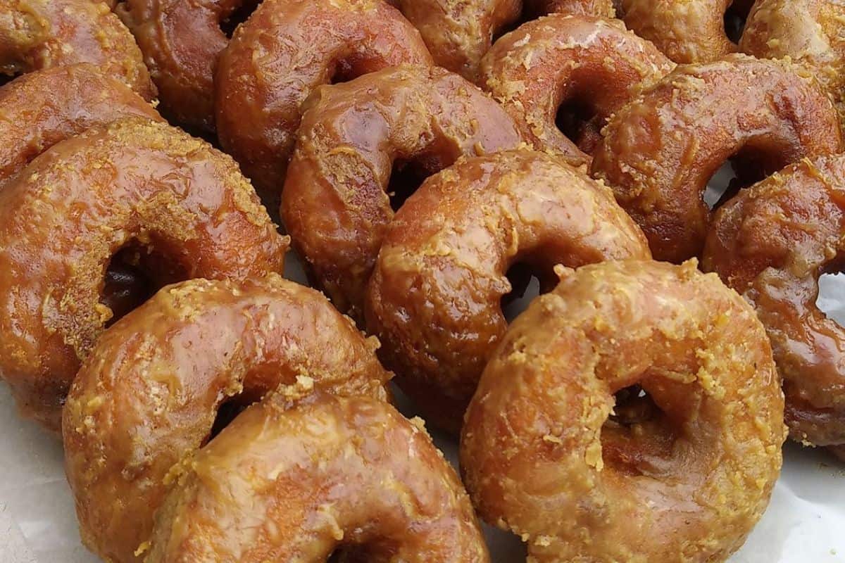 Kuih keria berbentuk gelang dengan salutan gula Melaka