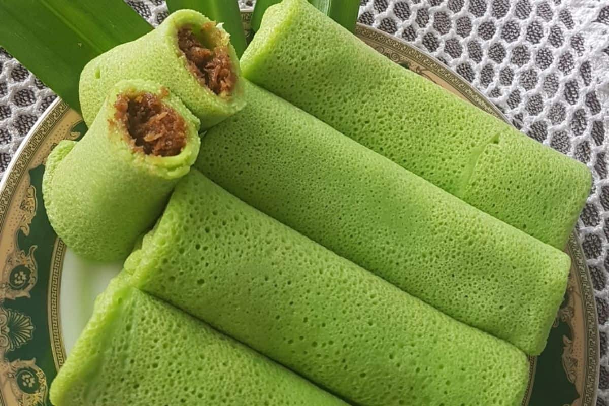Kuih ketayap berkulit hijau nipis dengan inti kelapa gula merah yang padat