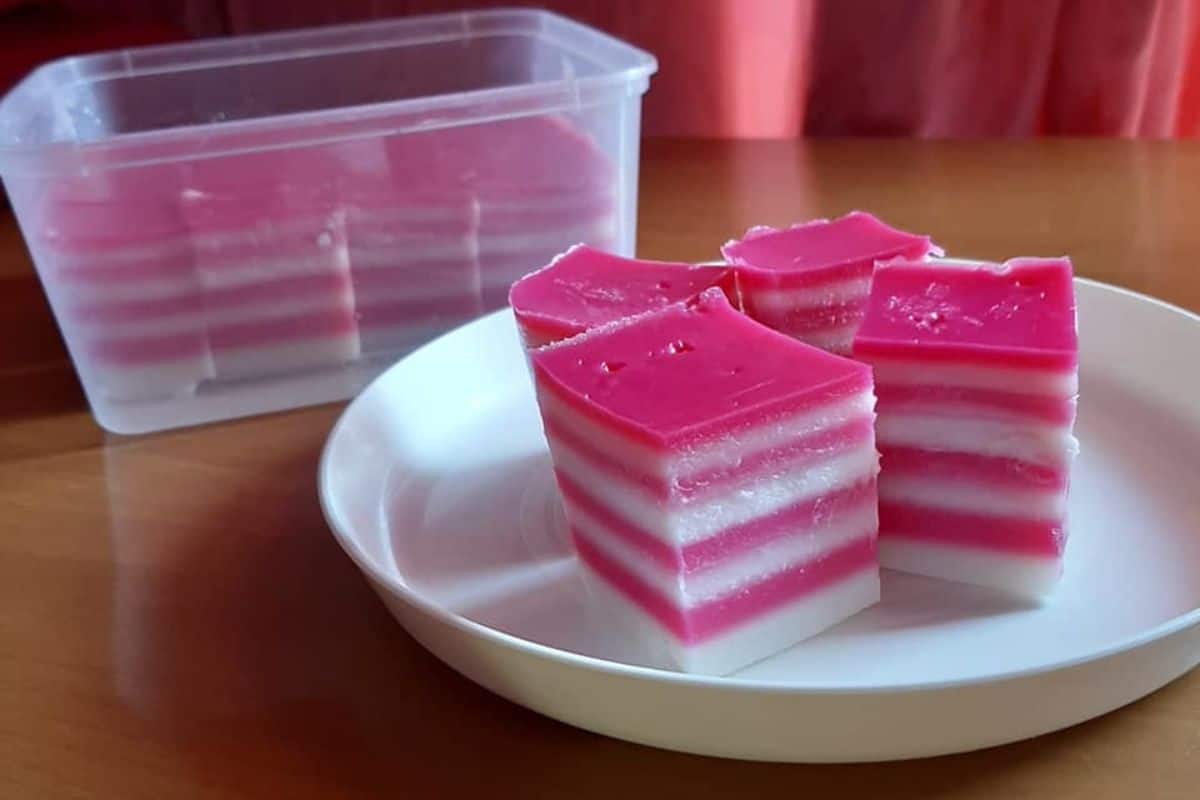 Kuih lapis berlapis warna merah jambu dan putih