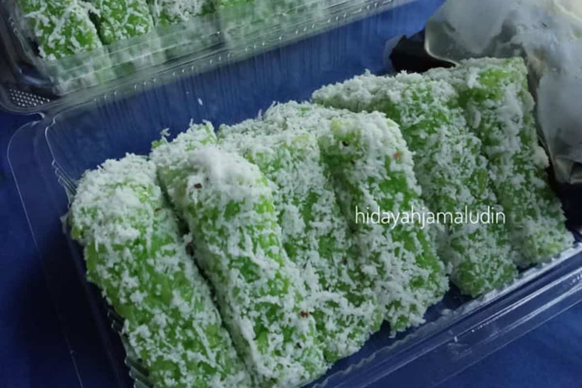Kuih lopes berbalut kelapa parut dengan air gula Melaka