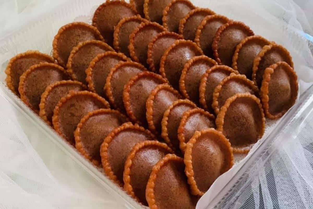 Kuih penyaram berbentuk bulat dengan tepi berlekuk dan warna perang keemasan