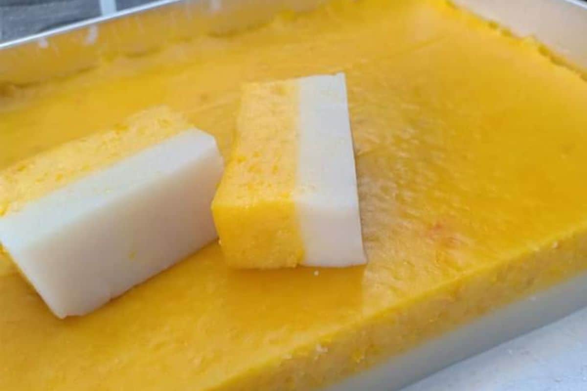 Kuih talam dua lapis dipotong segi empat, lapisan santan putih di atas lapisan gula merah