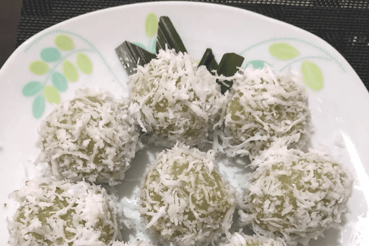 Onde-onde bersalut kelapa parut