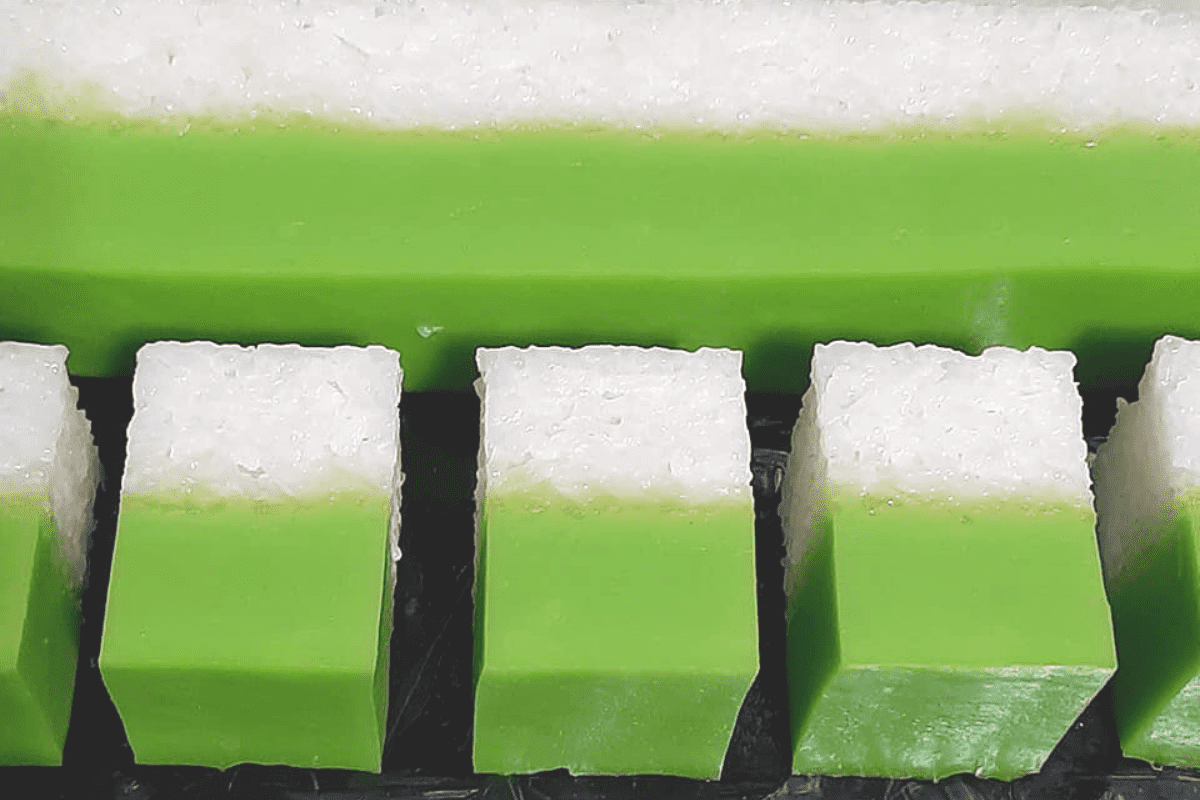 Kuih seri muka dengan lapisan pandan dan pulut